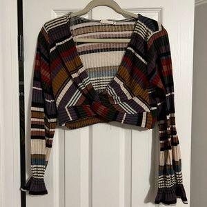 Cropped boutique flared long sleeve with a twist front.